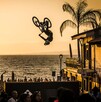Downhill y acrobacias en Puerto Vallarta frente a la playa