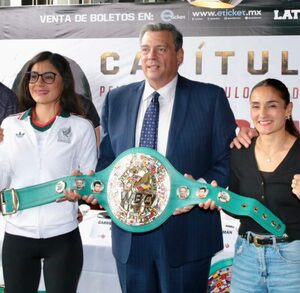 Mujeres con el puño en lo alto mientras sostienen un cinturón de boxeo.