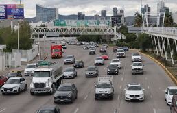La vialidad fluye de manera normal sobre la Vía Atlixcáyolt, un día normal en Puebla