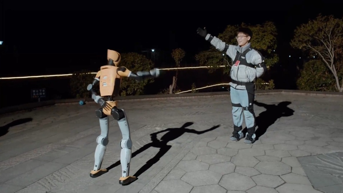 el robot humanoide titan O1 replica los movimientos de una persona frente a él