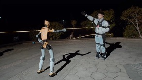 el robot humanoide titan O1 replica los movimientos de una persona frente a él