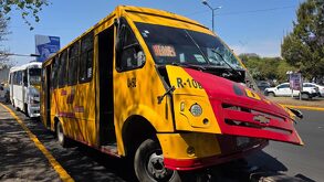 una unidad de la ruta 10 puebla tras un accidente