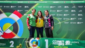 Tres arqueras en el podio durante la Copa Presidente de Tiro con Arco, en Tlaxcala, tras la premiación.