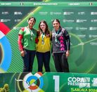 Tres arqueras en el podio durante la Copa Presidente de Tiro con Arco, en Tlaxcala, tras la premiación.
