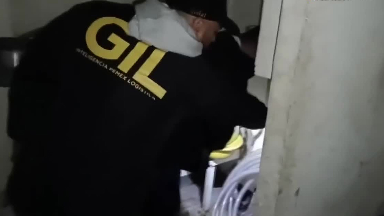 Autoridades desmantelaron una toma clandestina en Tlalnepantla y aseguraron más de 20 mil litros de combustible robado.