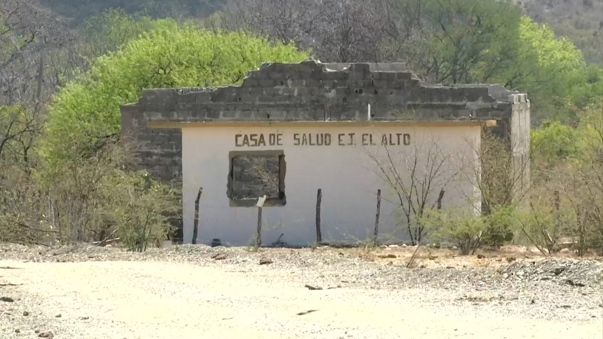 Habitantes del ejido El Alto en Montemorelos se resisten a dejar sus casas pese a que el agua de la Presa Libertad ya amenaza con inundar sus terrenos.