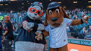 Mascota de San Francisco Giants y mascota de Sultanes de Monterrey durante el Juego 1.
