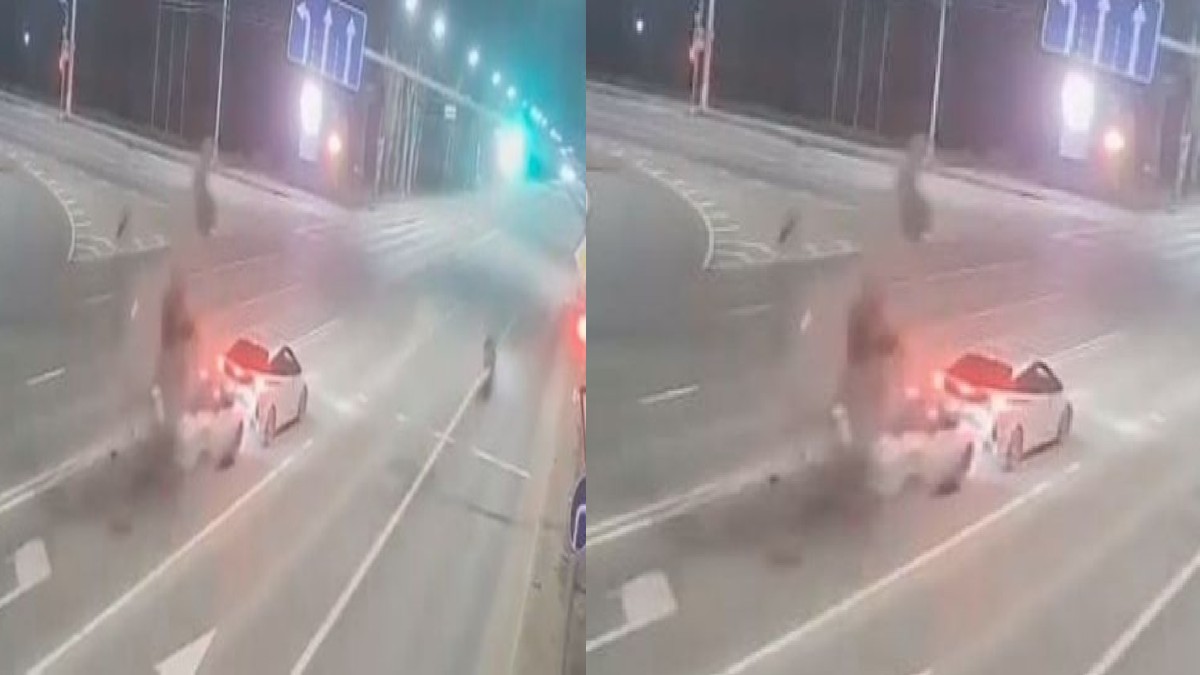 Auto en color blanco chocado por atrás por una motocicleta