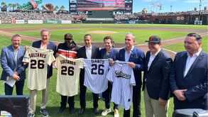 La directiva de los Sultanes de Monterrey junto con la de los San Francisco Giants.