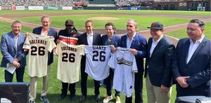 La directiva de los Sultanes de Monterrey junto con la de los San Francisco Giants.