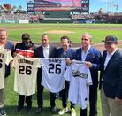 La directiva de los Sultanes de Monterrey junto con la de los San Francisco Giants.