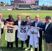 La directiva de los Sultanes de Monterrey junto con la de los San Francisco Giants.