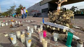 Flores y veladores afuera del Parque Bicentenario en honor a Berenice y Miguel fallecidos en Axe Ceremonia 2025