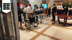 Jean Sabot, médico de Nueva Caledonia siendo atendido en el hotel de concentración en Guadalajara.