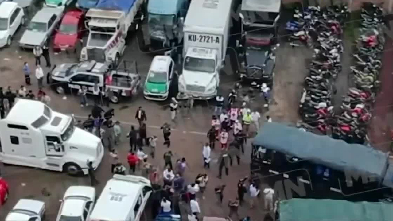 Autoridades rescataron a 239 migrantes centroamericanos que eran transportados en la caja de un tráiler robado en Xalapa, Veracruz.
