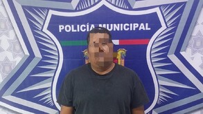 Hombre con obesidad con la cara censurada
