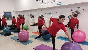 Personas en el curso de actividad física de la Universidad para Adultos de la BUAP