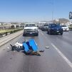 Una motocicleta y una caja azul quedaron tiradas sobre la vialidad, mientras vehículos continúan circulando alrededor en la zona del percance en Saltillo.