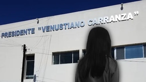 Niña de espaldas junto a la fachada del Centro Escolar Presidente Venustiano Carranza.