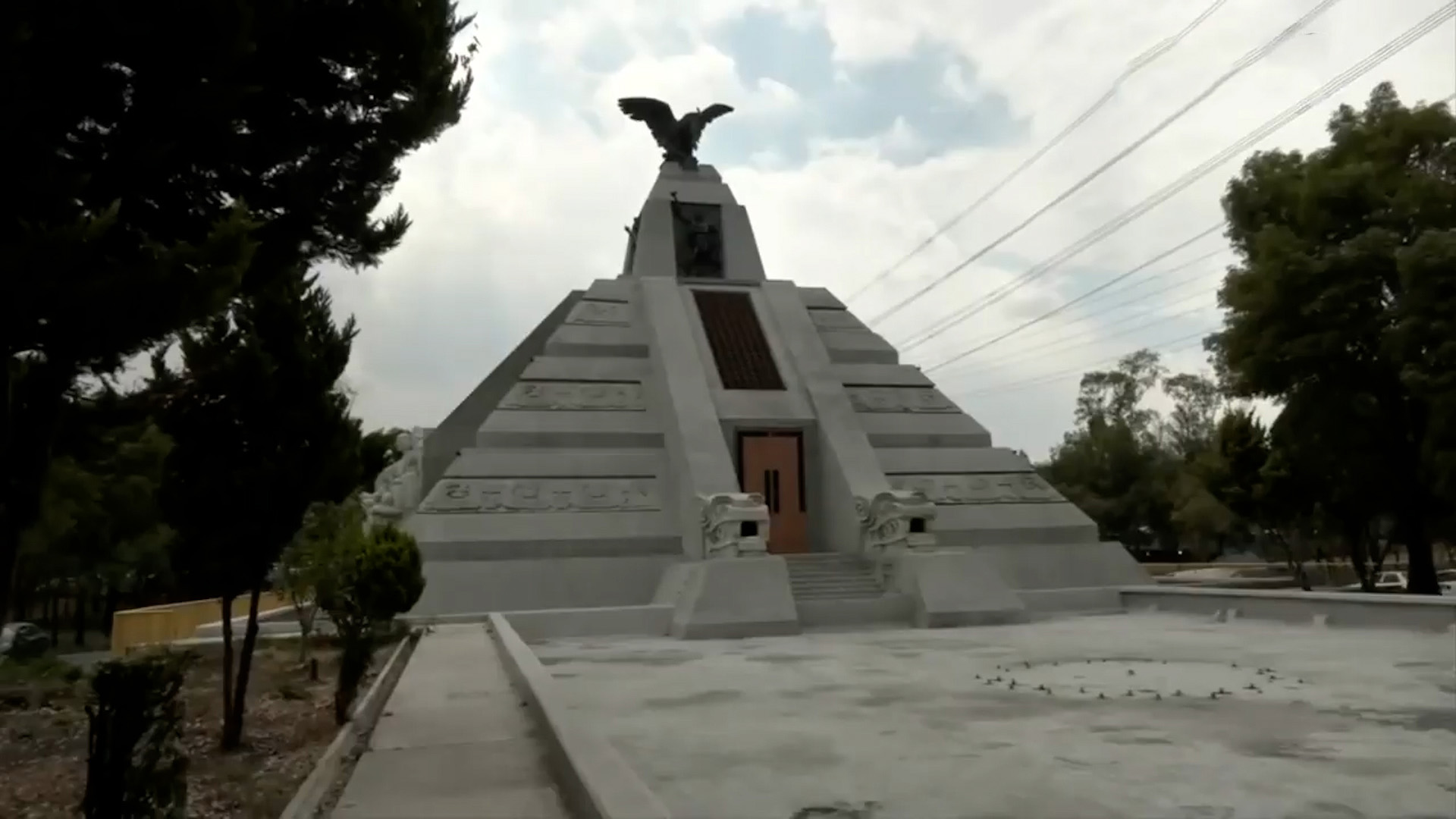 Vecinos denuncian que el Monumento a la Raza en la CdMx vuelve a presentar acumulación de basura y falta de vigilancia en sus inmediaciones.