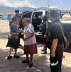 Dos adultas mayores con los rostros censurados con blur con policías del Estado de Jalisco y una patrulla a un costado