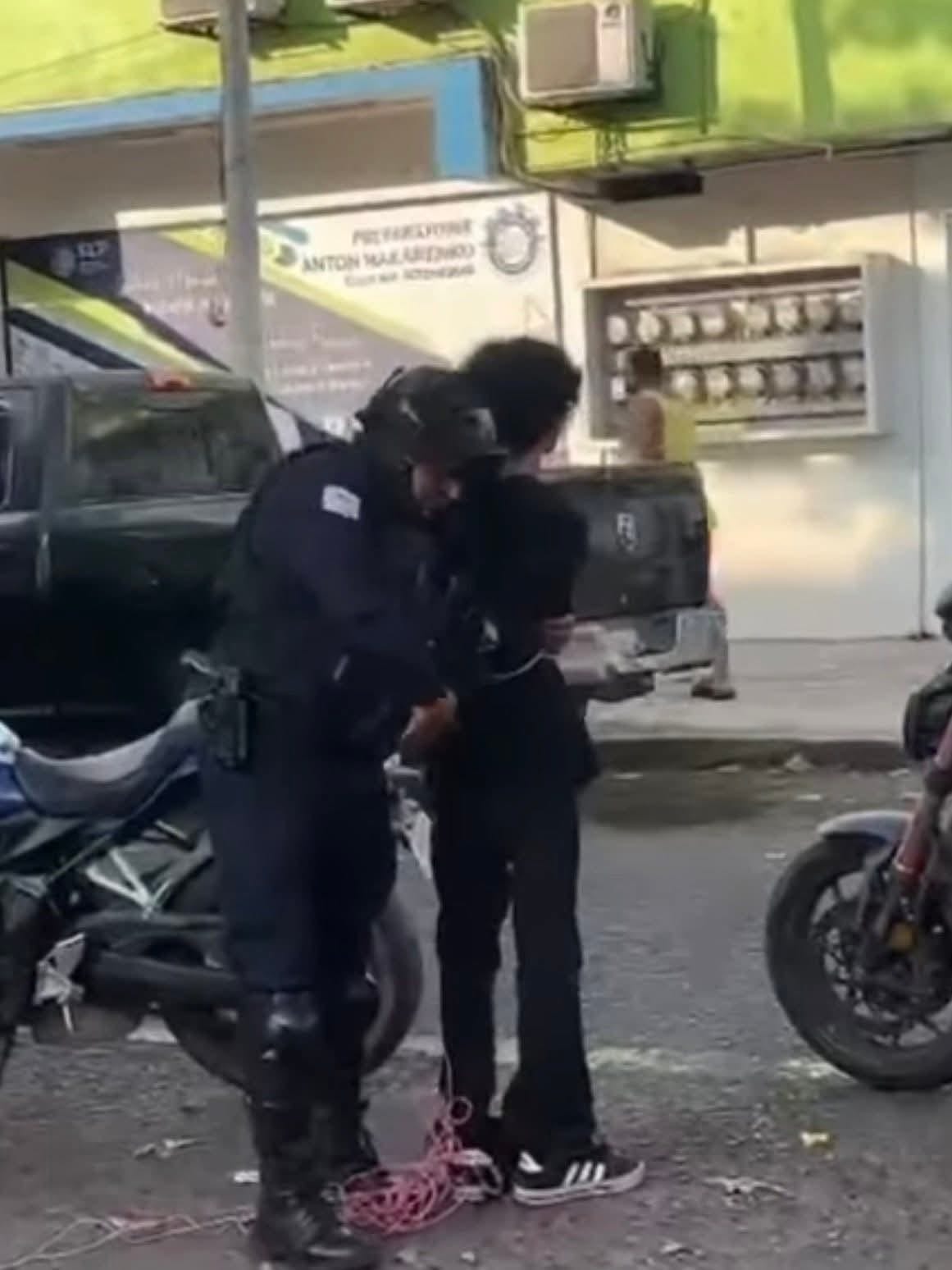 En una atroz ataque en una preparatoria de Michoacán, un alumno de 15 años asesinó con un arma de fuego a dos maestras en Lázaro Cárdenas.