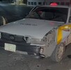 Se observa un carro amarillo color amarillo, es taxi, está chocado por la parte frontal.