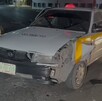 Se observa un carro amarillo color amarillo, es taxi, está chocado por la parte frontal.