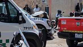 Patrulla de la Policía de Tlaquepaque chocó contra un camión en la colonia La Guadalupana.