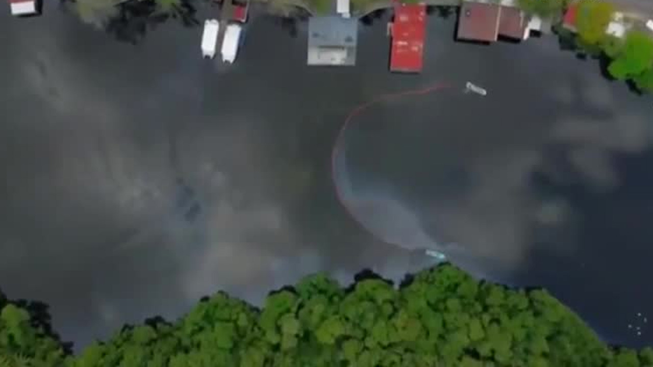 Pemex desplegó 350 trabajadores y equipo especializado para contener y limpiar un derrame de hidrocarburo en Dos Bocas.