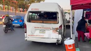 Combi impacta por pipa en calzada Ignacio Zaragoza en Iztapalapa