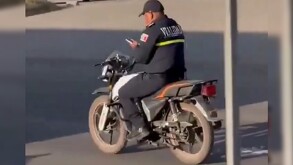 A través de redes sociales circula un video en el que se exhibe a un elemento de Policía Vial viajando sobre la Autopista México-Querétaro.