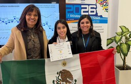 María Fenanda junto con la cónsul siendo representantes de México