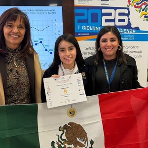 María Fenanda junto con la cónsul siendo representantes de México