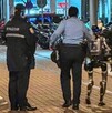Arrestan a robot humanoide en Macao, China, por asustar a una mujer en la vía pública.
