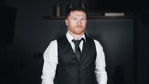 Saúl 'Canelo' Álvarez vestido de forma elegante.