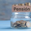 Jarro con dinero ahorrado para pensión