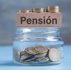 Jarro con dinero ahorrado para pensión