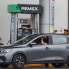 Automóvil carga gasolina en una gasolinera de PEMEX