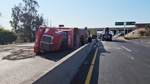 Un aparatoso choque múltiple que culminó en la volcadura de un tráiler, provocó horas de caos en la vialidad de la Carretera a Chapala, en Jalisco.