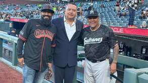 'Willie' González, Vicepresidente Ejecutivo de Sultanes hace el lanzamiento de la primera bola en el juego 2 de exhibición ante Giants