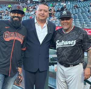'Willie' González, Vicepresidente Ejecutivo de Sultanes hace el lanzamiento de la primera bola en el juego 2 de exhibición ante Giants