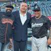 'Willie' González, Vicepresidente Ejecutivo de Sultanes hace el lanzamiento de la primera bola en el juego 2 de exhibición ante Giants