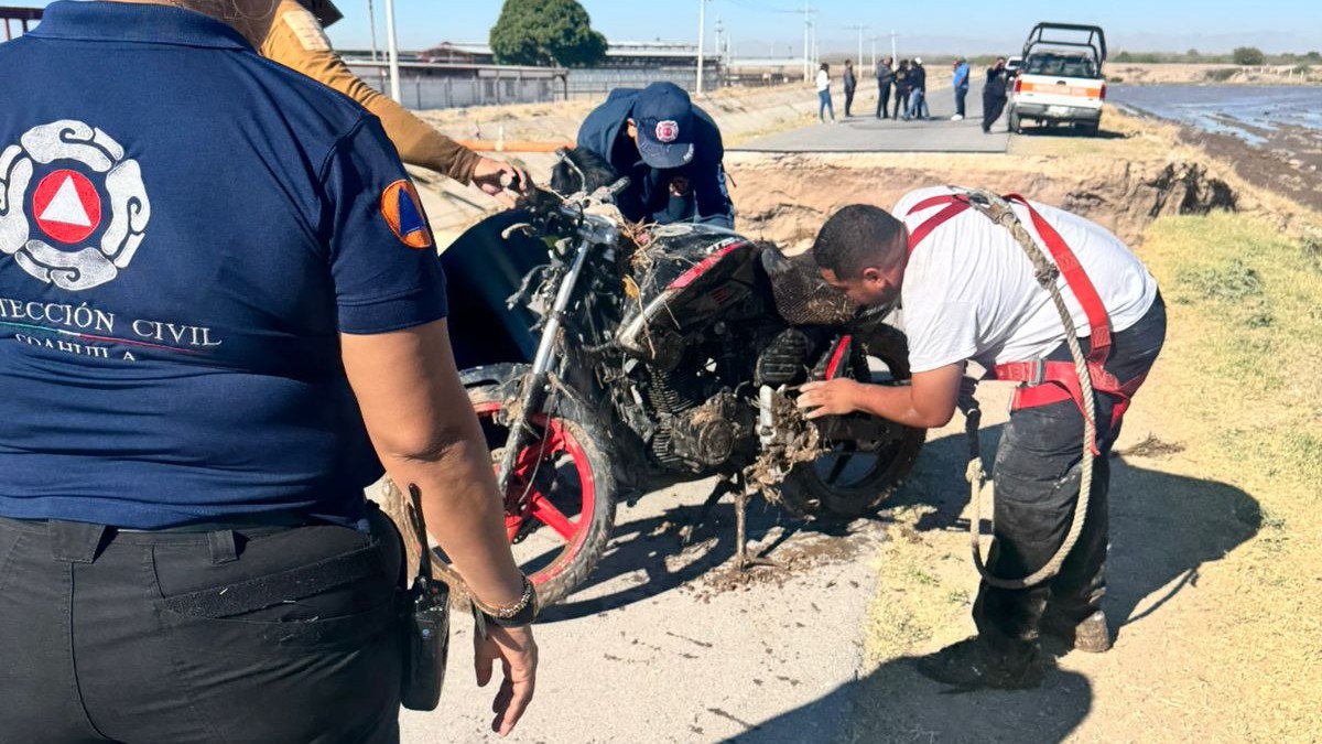 Motocicleta que cayó a socavón en Matamoros, Coahuila.