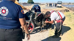 Motocicleta que cayó a socavón en Matamoros, Coahuila.