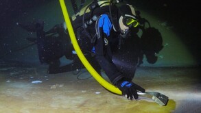 Buzos especializados realizarán labores de limpieza dentro de los tanques sin suspender completamente el servicio.