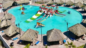 Se observan toboganes de diferentes tamaños con albercas; es de día.