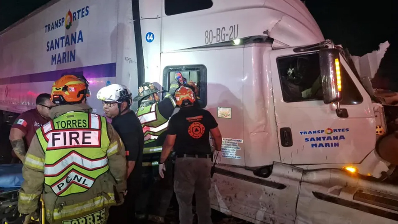 Un choque por alcance entre dos tráileres en el Libramiento Noroeste, en Santa Catarina, dejó a un conductor lesionado.