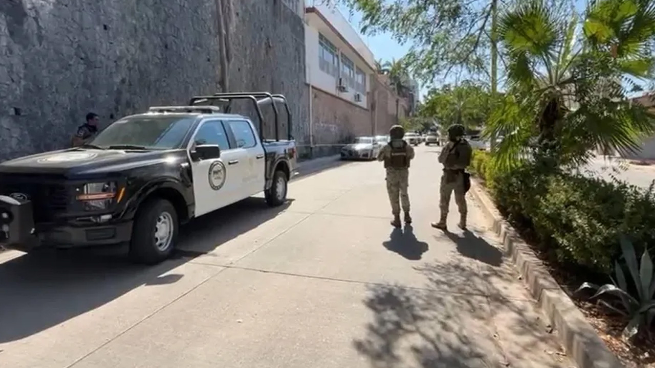 Un empresario gasolinero de 81 años fue privado de la libertad por hombres armados en la colonia Guadalupe, en Culiacán.