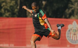 Jugador de Jamaica golpeando balón